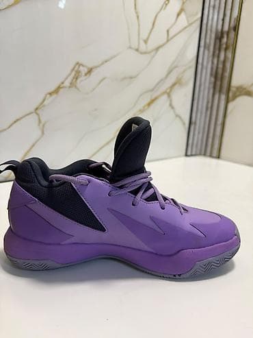 bas: Bənövşəyi rəngdə Adidas basketbol ayaqqabısı. Model yüksək boğaz — 2