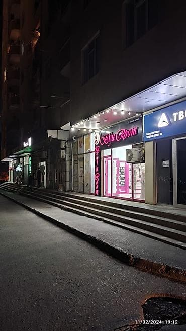 Avadanlığın icarəsi: Əla vəziyyətdədir Mağazanın reklamı,mebeli, aksesuarlari.Qiymetde — 2