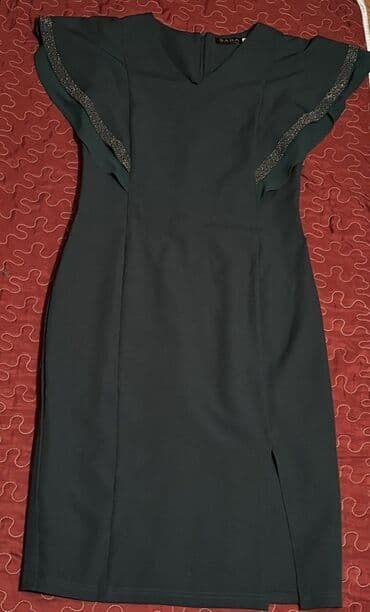 Hicab: Hec geyinilməyib 80 azn alınıb 50 satılır 
Ölçü 42 — 1