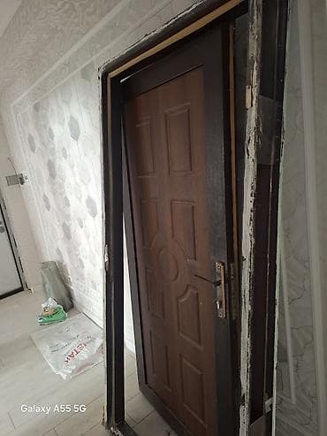 Dəmir-karkaslı giriş qapısı - Material: metal karkas, taxta fakturalı