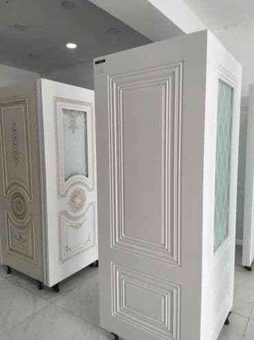 qapi mdf: Ağ rəngli qapı, klassik dizaynı ilə fərqlənir. Qapının üzərində — 1