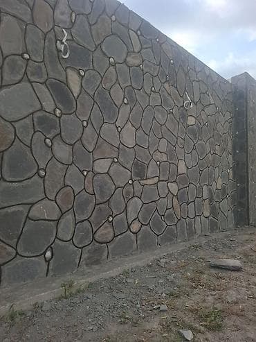 Təbii qaya daşları – boz rəngli, yastı və çoxbucaqlı formalarda