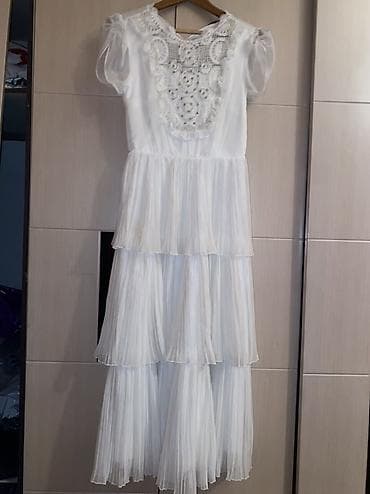 белое платье: Ağ rəngli zərif qadın donu - Model: qısa qol, A-kəsimli, çoxqatlı — 1