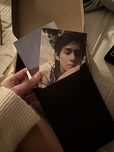 divar resmleri: Məhsul: “LAYOVER” (TaeHyung/V) albomunun orijinal xüsusi boks seti — 8