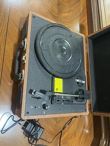 mustuk: Qramafon Retro patefon val oxudan. Yenidir Retro dizaynlı, müasir — 3