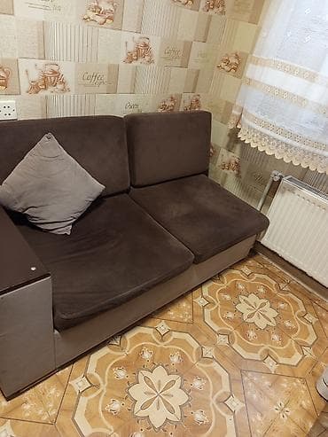 - İki nəfərlik yumşaq oturacaqlı divan - Rəng: tünd qəhvəyi (oturacaq