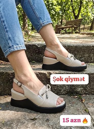 tek qas sepler: Qadın üçün komfortlu platforma sandaletlər - Rənglər: qara və bej - — 2