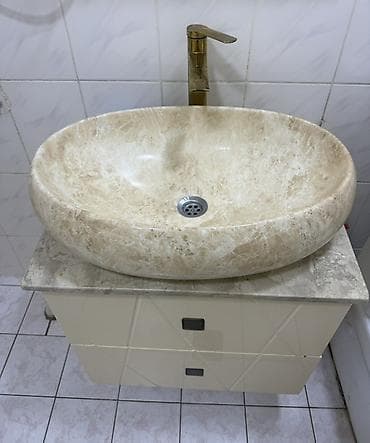 Vanna otağı üçün mərmər üslubunda üstdən quraşdırılan lavabo və şkaf