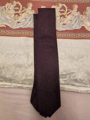 Qara-bordo rəngli klassik qalstuk - Rəng: tünd qara fon üzərində — 1