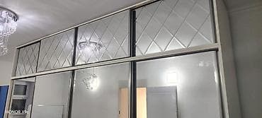 skaf kupe: Geniş şüşə qapılı sürgülü dolab - Üst bölmələr: romb naxışlı — 1