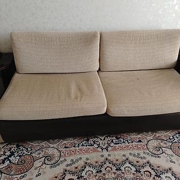 yumuşaq: Bej rəngli yumşaq parça oturacaqlı, tünd qəhvəyi baza və yanlıqlara — 1