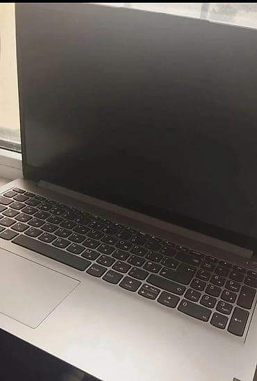 Lenovo noutbuk – gümüşü korpus, tam ölçülü klaviatura (rəqəm bloku