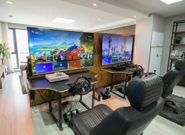 magaza vitrinleri satilir: HAZIR BİZNES. 6 dəst logitech oyun konsolu.4 ədəd PC,2 ədəd Xbox — 1