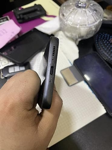 oyun rolları: Android smartfon Xüsusiyyətlər: - Tam ekranlı ön panel, mərkəzdə ön — 3