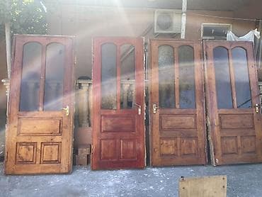 Taxta şüşəli qapılar- 4 ədəd. Səliqəli, yaxşı vəziyyətdədilər. Birinin — 4