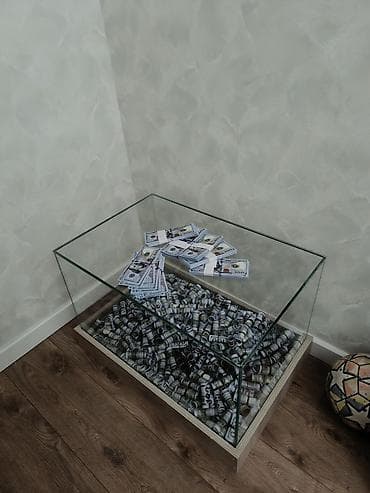 Şüşə vitrin/masası – dekorativ “pul rulonları” ilə - Material: qalın