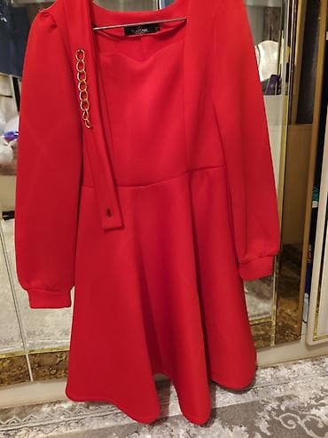 Qırmızı rəngli qadın paltarı – Platonic brend - Klassik, dizə yaxın