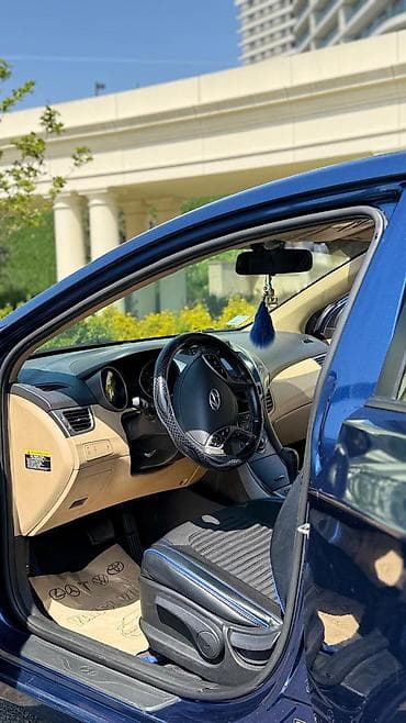 ikinci el tekerler: Hyundai Elantra, mavi rəngdə sedan. Xüsusiyyətlər: - Kuzov: sedan — 2