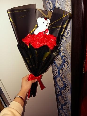 Hədiyyə buketi – oyuncaq ayıcık və qızılgül kompozisiyası - Tərkib — 1