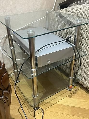 Düz TV altlığı, Polkalı, Şüşəli