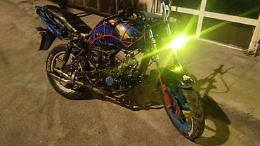 Motosiklet – küçə/şosse tərzi, fərdi üslubda modifikasiya olunmuş