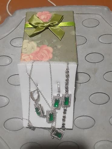 Zinət dəsti – gümüş rəngli metal və zümrüd-yaşıl daşlarla Tərkibi: - — 2