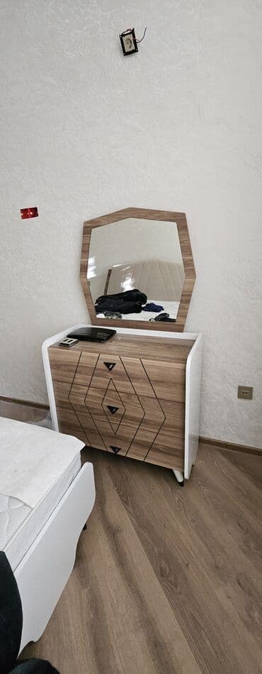 белая мебель в спальне: 2 односпальные кровати, Комод — 1