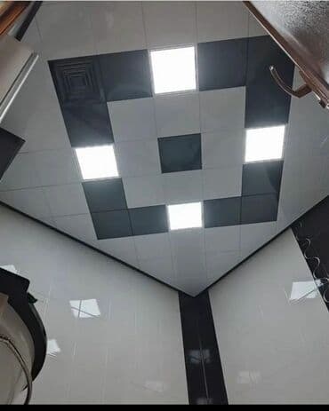 sadə asma tavanlar: Qara və ağ rənglərdə kvadrat formalı asma tavan. Bu dizayn müasir və — 1