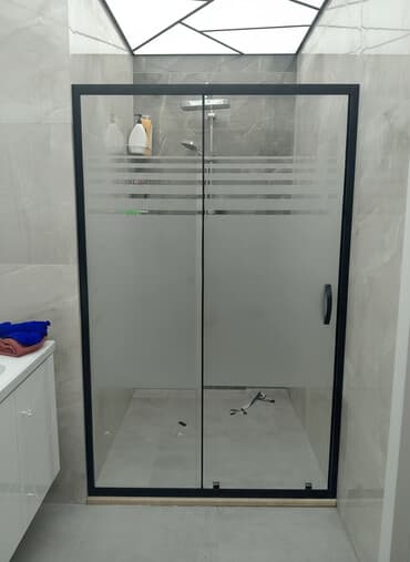 Vannalar: Qara çərçivəli, şüşə duş kabinəsi. Şüşənin bir hissəsi buzlu şəkildə — 1
