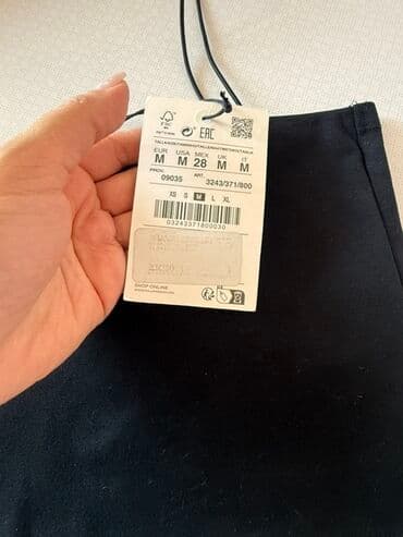 toxunma papaq modelleri: Pull&Bear markasına məxsus qara rəngli, nazik çiyin qayışlı krop — 2