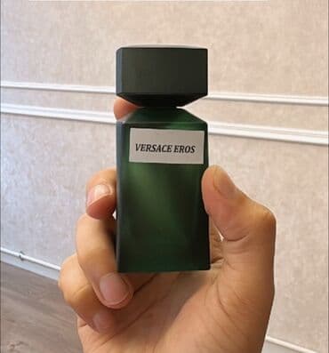 Versace Eros kişi ətiri - Flakon: dərin yaşıl, mat effektli şüşə
