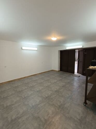 аренда в баку: Qaraj icarəyə verilir. Təzə təmir edilib. Üstü şiferdir. İşıq — 2