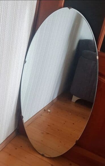 Güzgü Divar üçün, Oval