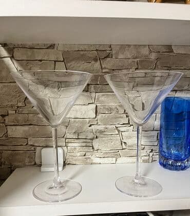 bişmiş şüşə qiyməti: Ваза из цветного стекла хорошего качества по 15 манат каждый высота — 2