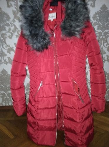 gence kurtka: Tünd qırmızı rəngdədir Uzundu ve papaqlidi Papağın mexi çıxardılır — 1