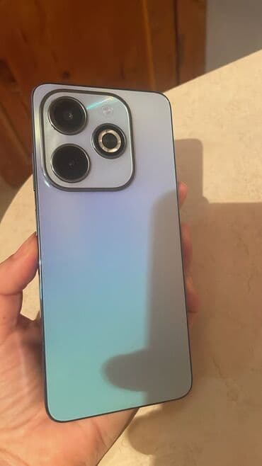 Apple iPhone: Smartfon – arxa tərəfdə iri ikili kamera modullu, gümüş-mavi gradient — 2