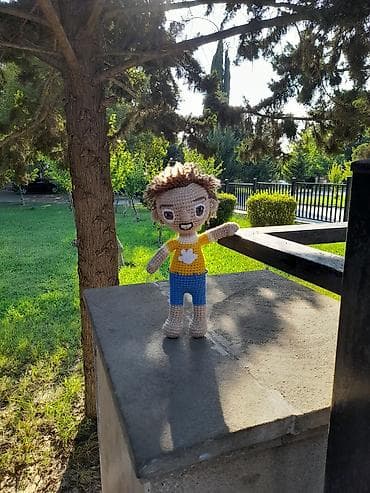 kromi oyuncaq: Oyuncaq amigurumi üslubunda hazırlanıb və insan fiqurunu təsvir edir — 1