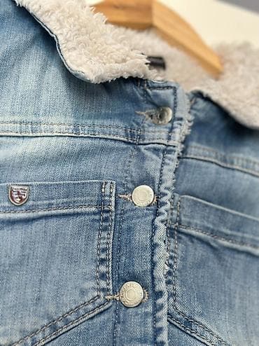 xəz: DSQUARED2 brendindən açıq mavi rəngli qadın cins pencəyi. Bu qısa — 3