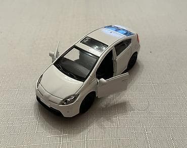 oyuncaq masin type 1: Ağ rəngli oyuncaq avtomobil modeli - Ölçü: təxminən 1:32–1:36 miqyas — 6