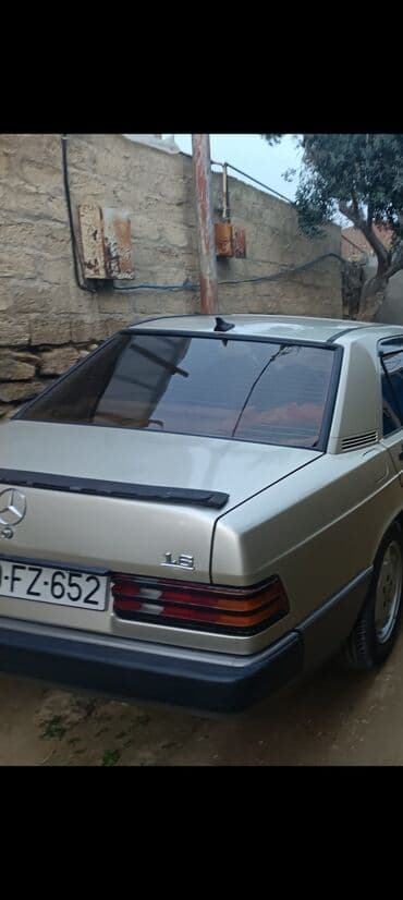 qadın maşınları ucuz: Mercedes-Benz 190E sedan - Korpus: 4 qapılı sedan, “bej/qızılı” rəng — 5