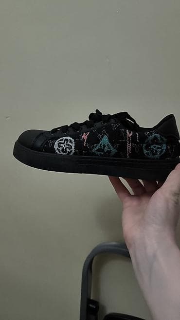 Üst geyimi: İkinci əl geyimlər yeni kimidiler çox çox münasib qiymətə verilir — 10