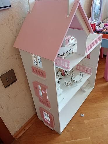 oyunca: Barbi Taxta kukla evi – 3 mərtəbə, balkon və verandalı. İçində taxta — 3