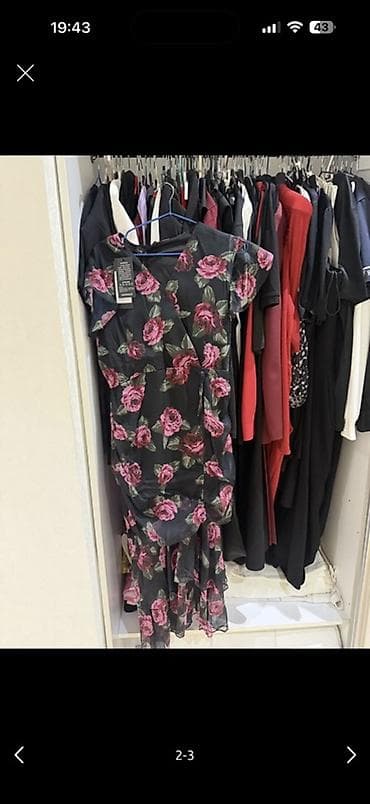 elbiseler: Qara fon üzərində iri çəhrayı-gül naxışlı qadın donu. Dizdən aşağı — 1