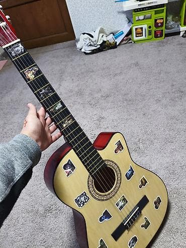 ağ sumka: Klasik gitara satilir. Ciziltisi falan yoxdur. İcinden acar ilede — 3