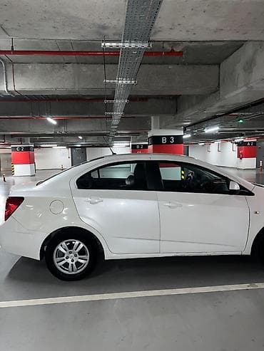 07 masin sekilleri: Chevrolet Aveo sedan – ağ rəng, 4 qapı, kompakt və qənaətcil şəhər — 7