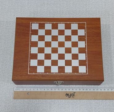 şahmat satılır: İçki qabı dəsti şahmat lövhəsi ilə birlikdə satılır. Üzərində Qız — 4
