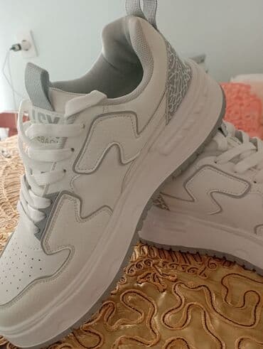 fila disruptor qadın krossovkaları: Ağ-boz rəng palitrasında idman üslublu unisex krossovkalar — 4