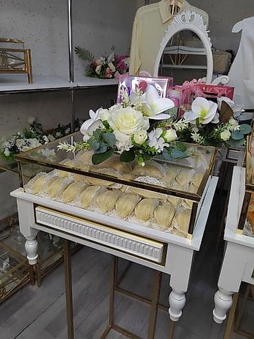 Ev saatları: Xonça və nişan dəsti dekoru - Şüşə vitrinli, qızılı haşiyəli xonça — 2