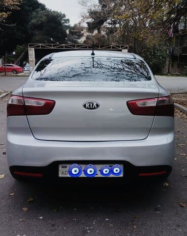 lalafo.az masinlar kredit: Kia Rio – gümüşü rəng, sedan gövdə. Xarici: - Aerodinamik ön bamper — 4