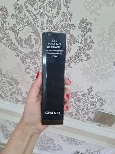 koja yubka: CHANEL Les Pinceaux – Foundation Brush N°100 - Məhsul: Tonal krem — 1